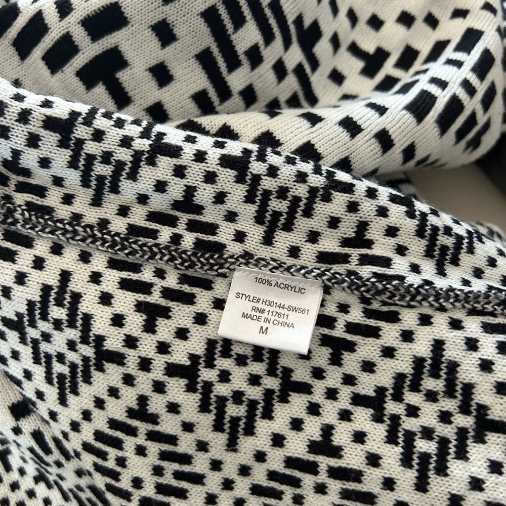 Black and White Aztec Open Sweater Cardigan Size Medium - Picture 7 of 7